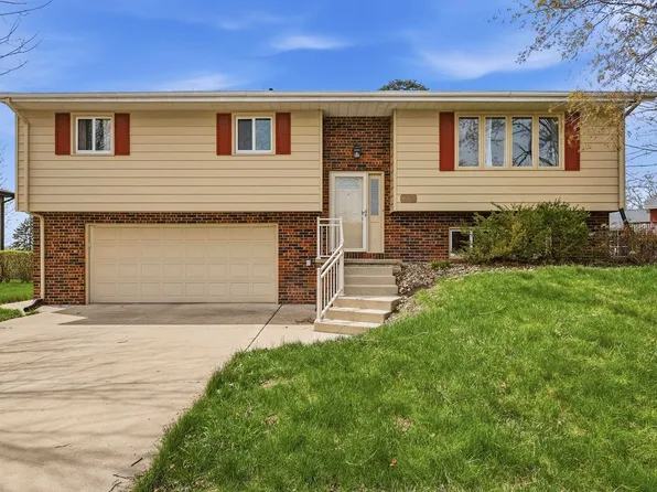 1035 Valentine Dr, Dubuque, IA 52003