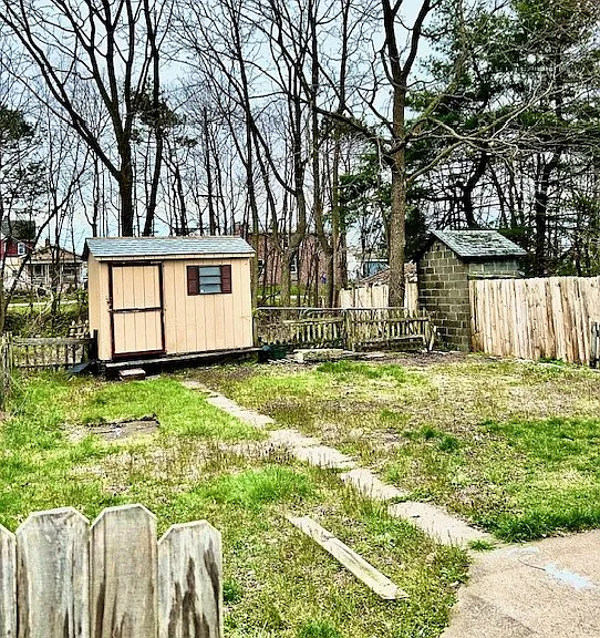 3431 Montrose Ave — Photo 2