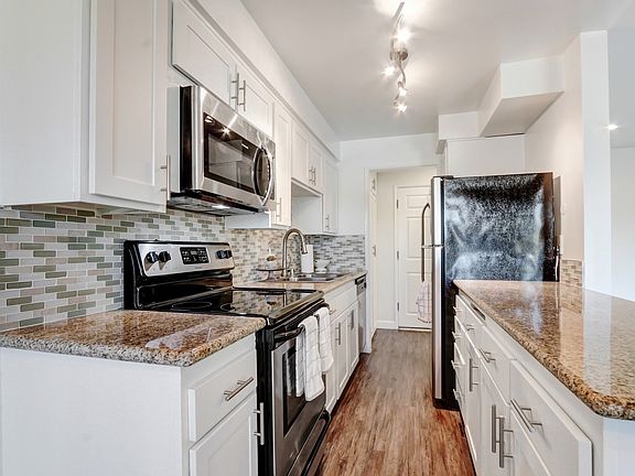 4th image of 15215 Victory Blvd #208