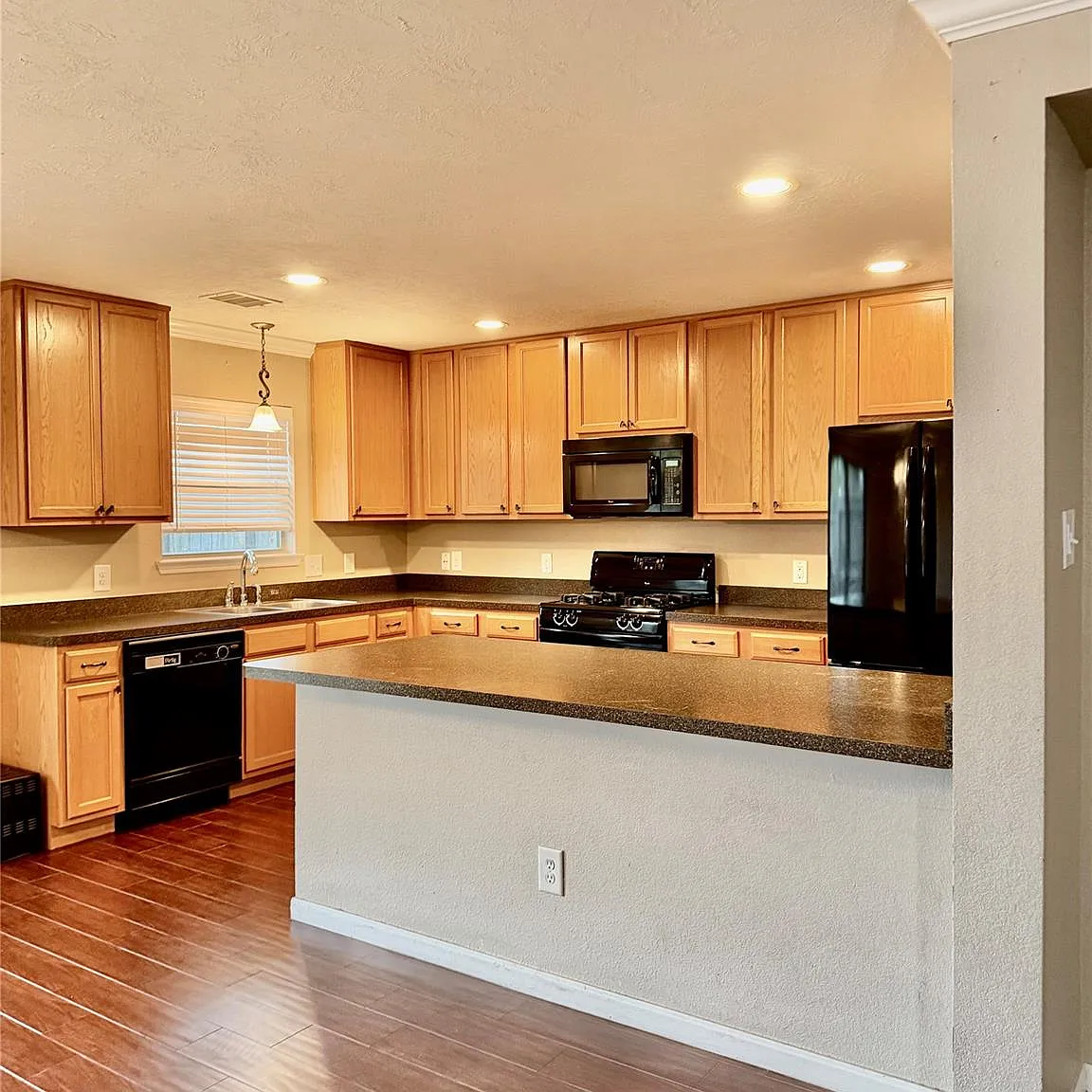 3 bed, 2.5 bath, 1932 sqft, $2,099 — Photo 3