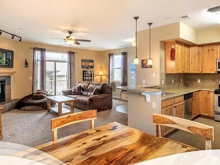 400 Cougar Gcr Ave #5 — Photo 2