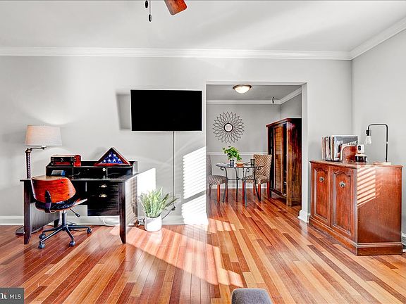 5th image of 922 S Washington St APT 302