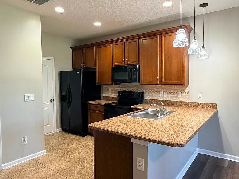 2755 Hollybrook Ln — Photo 8