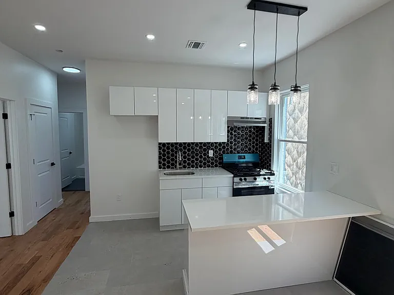 181 Woodside Ave #2F — Photo 3