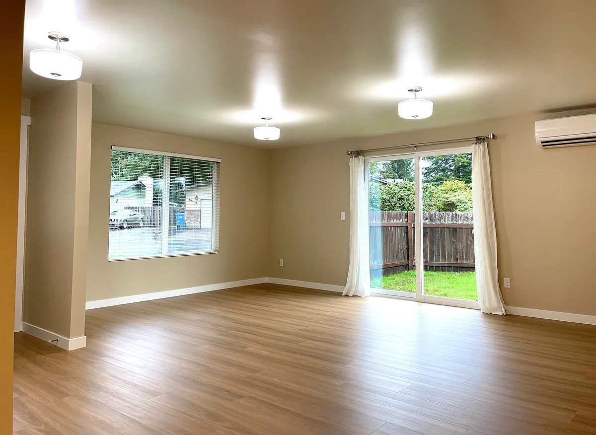 Spacious great room with patio to large fenced yard. - 6420 Congressional Dr SE