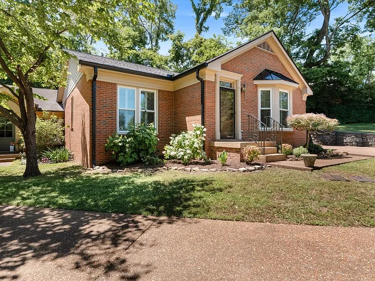 108 Colony Ct — Photo 3