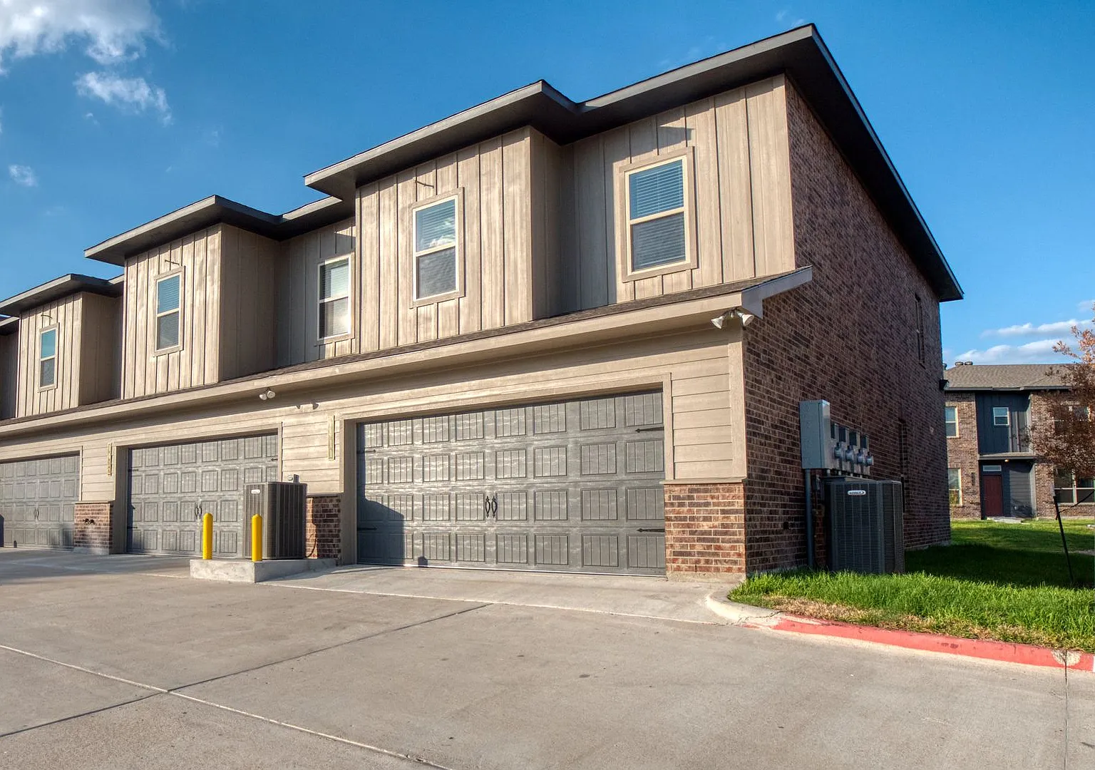 Spacious Townhome Available Now! — Photo 2