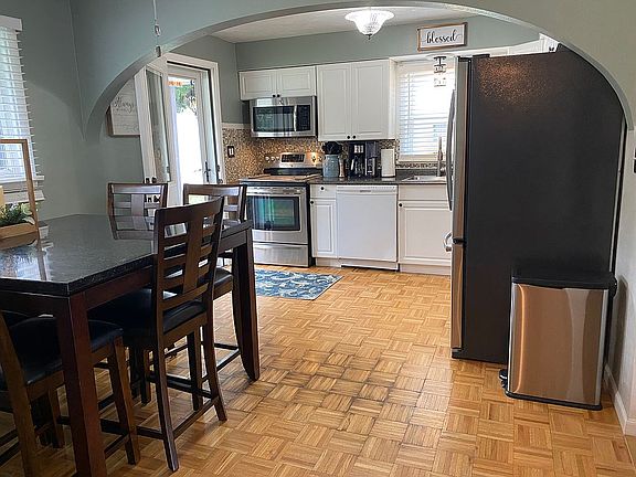 4th image of 124 Fernwood Ave