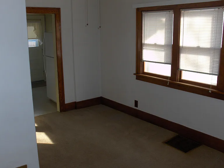 927 Forest Ave — Photo 4