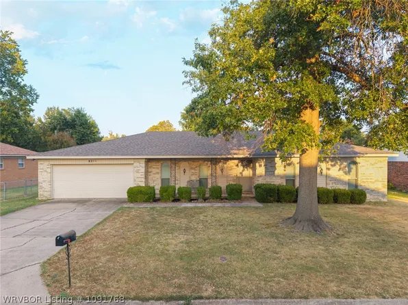 8211 Clover Dr, Fort Smith, AR 72908