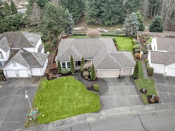 Rare rambler in Ridgefield!  There are only 4 ramblers in the entire neighborhood, this is the first one on the market in 20 years!>