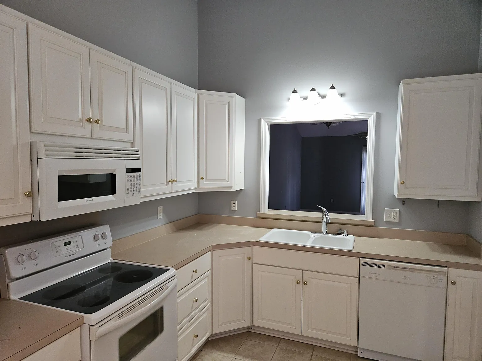 2 bed, 2.0 bath, 1288 sqft, $2,095 — Photo 2