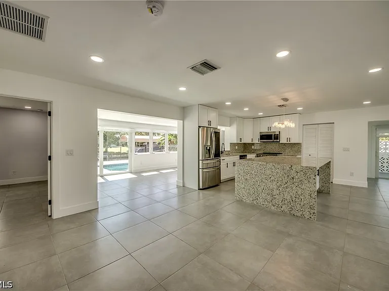 4312 S Pacific Cir — Photo 2