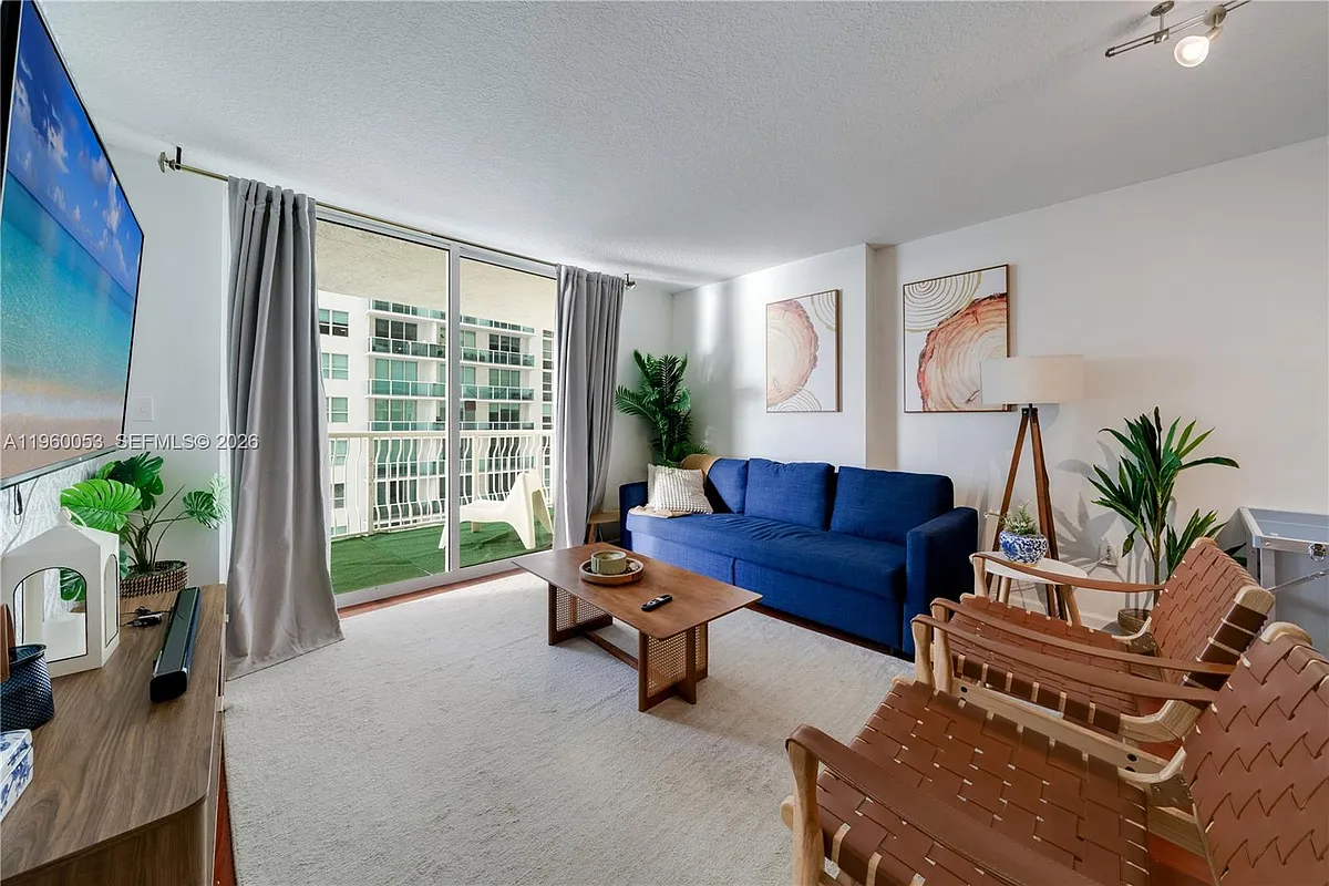Building Photo - 1200 Brickell Bay Dr #1705