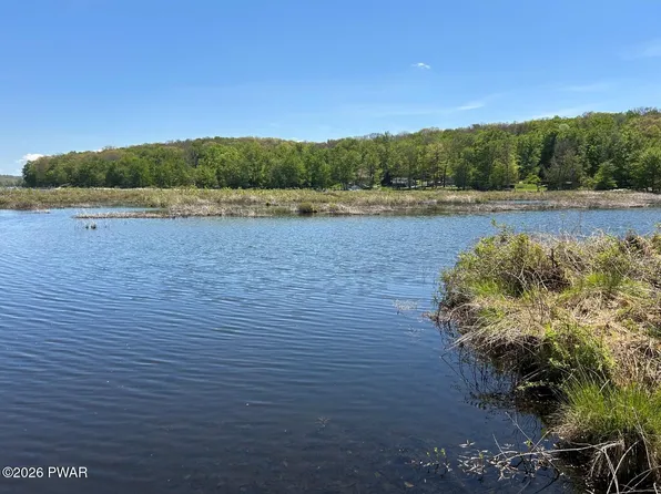 W Shore Dr, Hawley, PA 18428