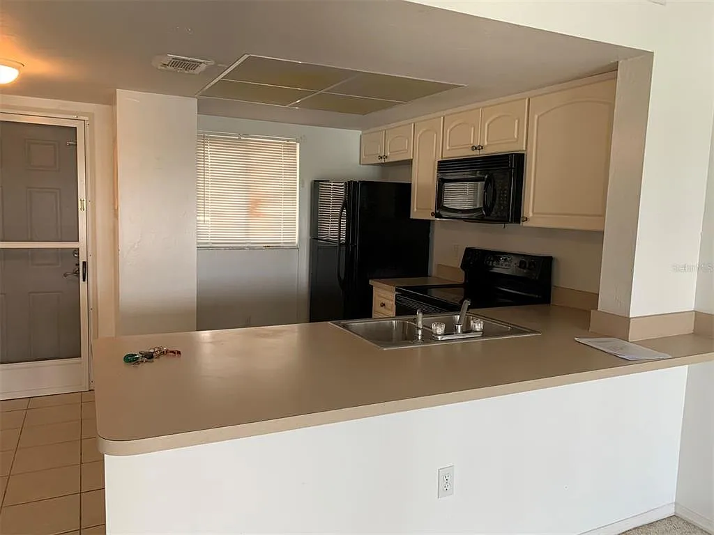 2 bed, 2.0 bath, 886 sqft, $1,350 — Photo 2