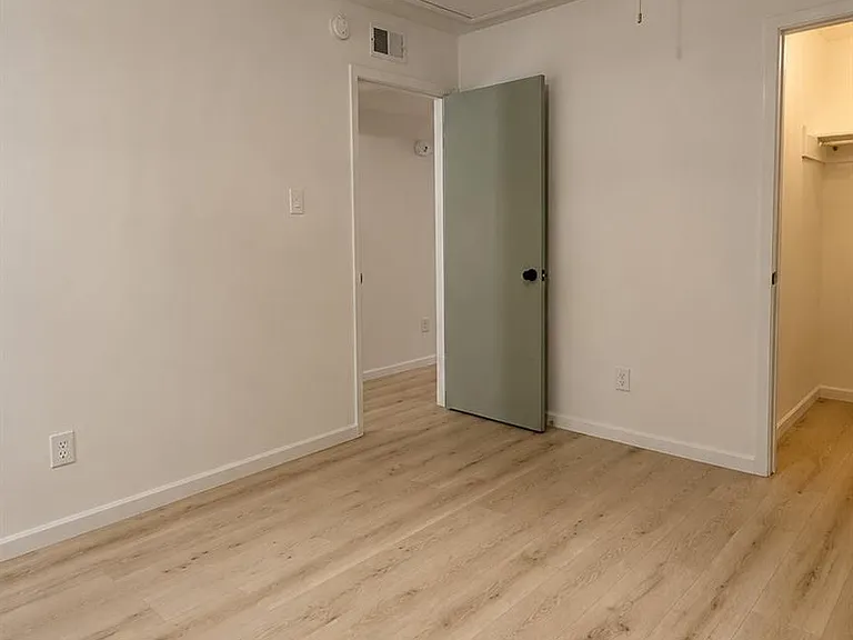 9511 Bollingbrook Dr — Photo 12