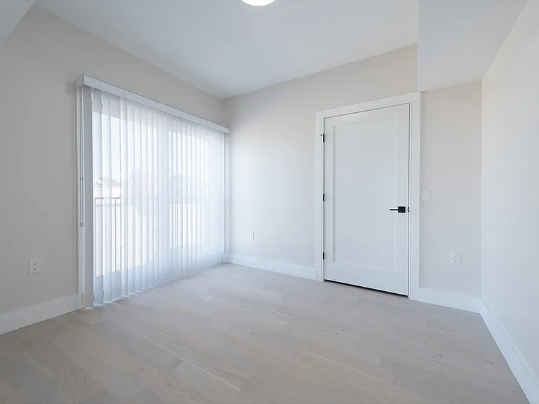 425 Border St #405 — Photo 9