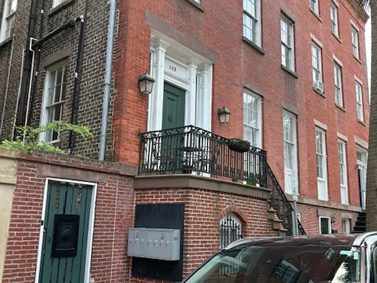 203 E York St — Photo 1