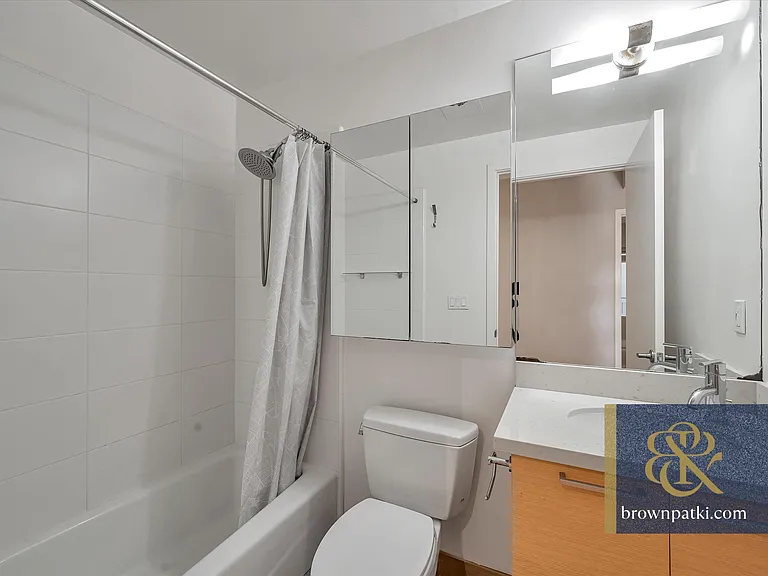566 S Van Ness Ave #11I — Photo 16