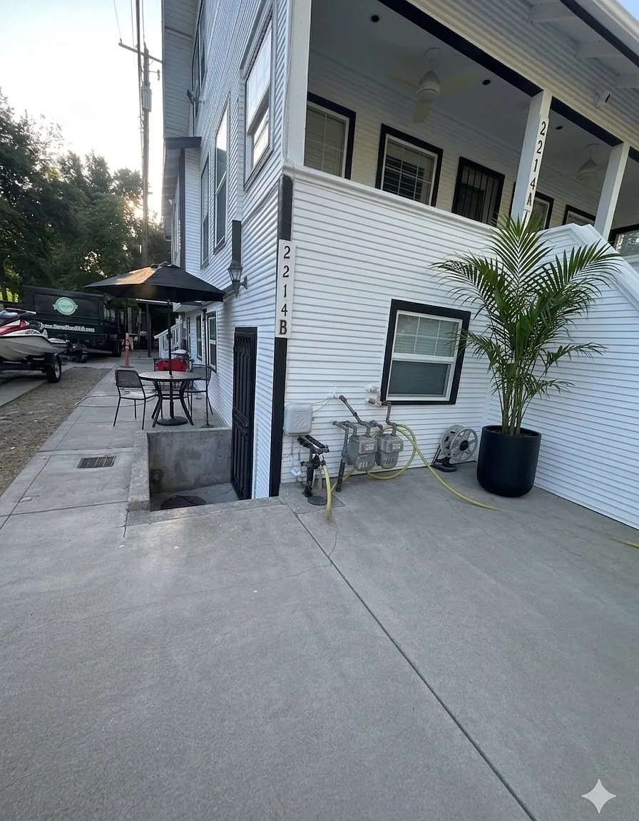 2214 4th St — Photo 2