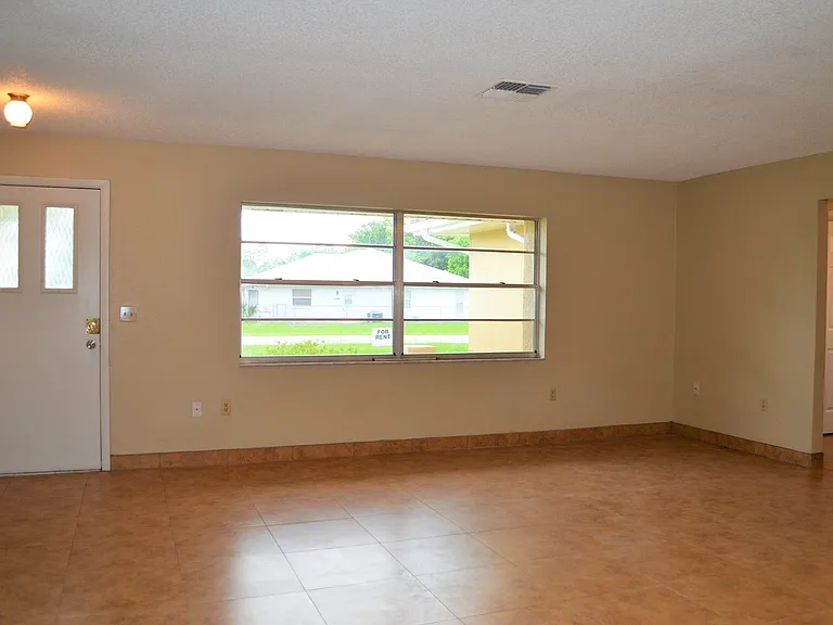 4413 Quintara St — Photo 6