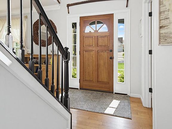 2nd image of 7 Thornhill Ln