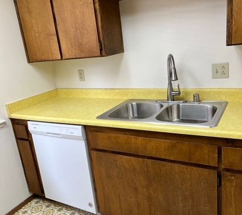 2nd image of 524 H St APT B