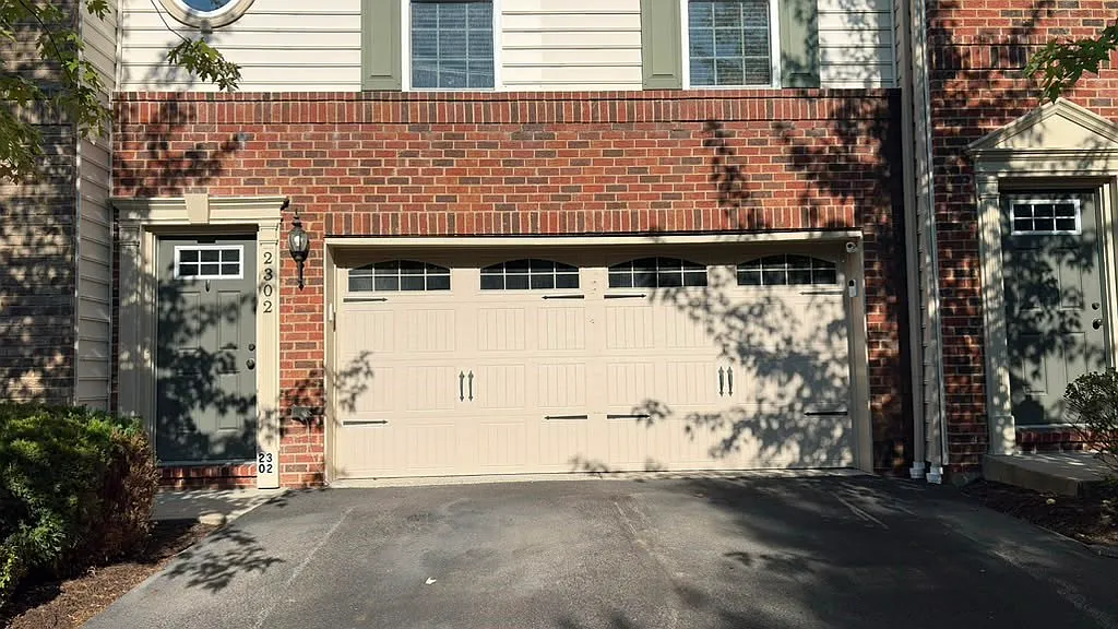 3 bed, 2.5 bath, 2200 sqft, $2,550 — Photo 2