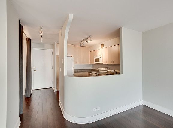 4th image of 1636 N Wells St APT 1608
