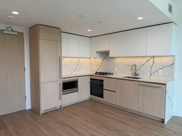 2135 Springer Ave #1103, Burnaby, BC V5B 3N1