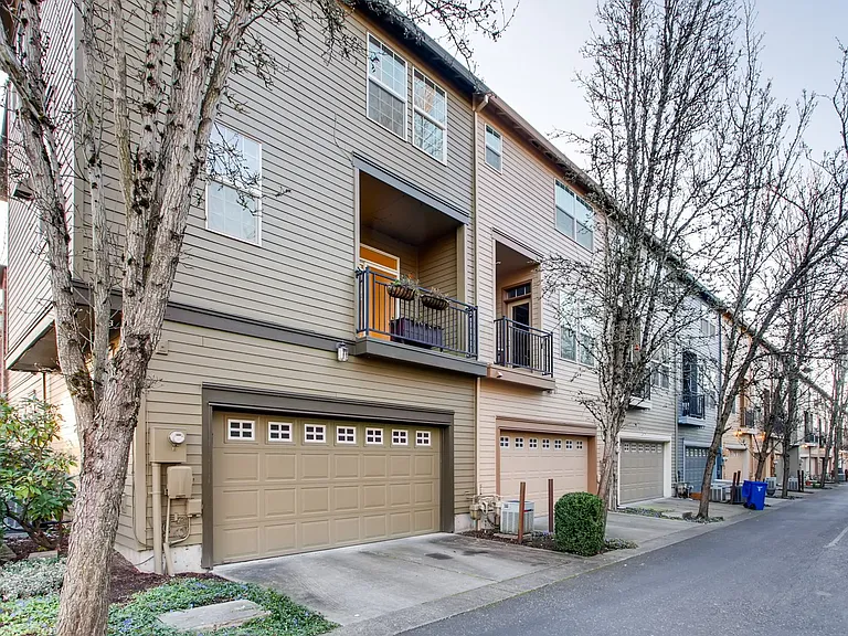 889 NE Caden Ave — Photo 23