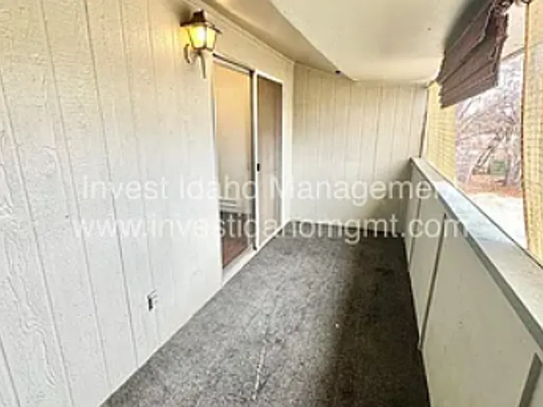 1057 Melrose — Photo 17