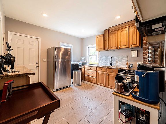 3rd image of 651 Manistique Ave