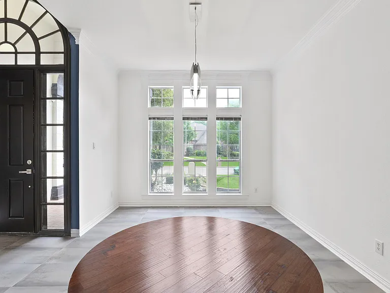 914 Edgemeer Ln — Photo 3