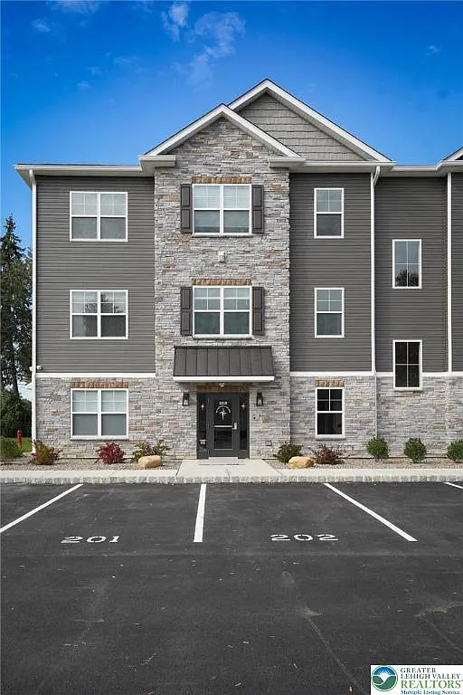 Building Photo - 1210 Eaton Ave #203