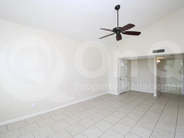 928 E Diamond Dr — Photo 4