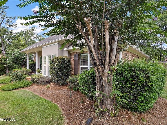 3rd image of 212 Oak Park Dr
