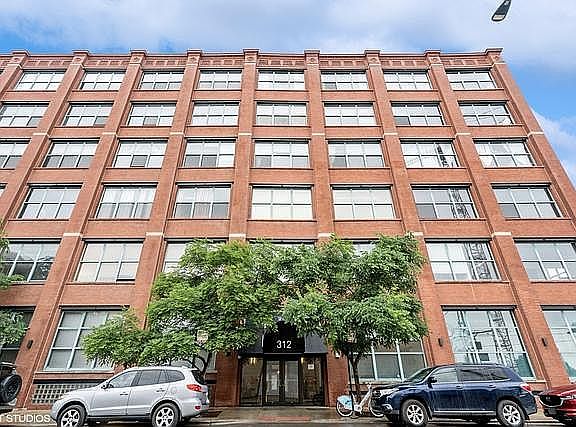 2nd image of 312 N May St APT 2E