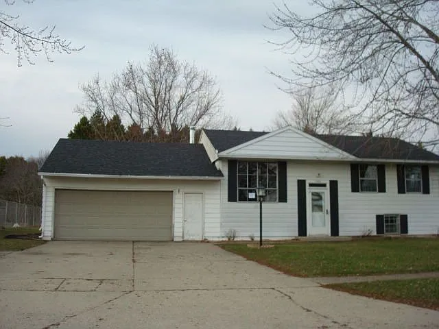 1102 W 2nd St photo 1