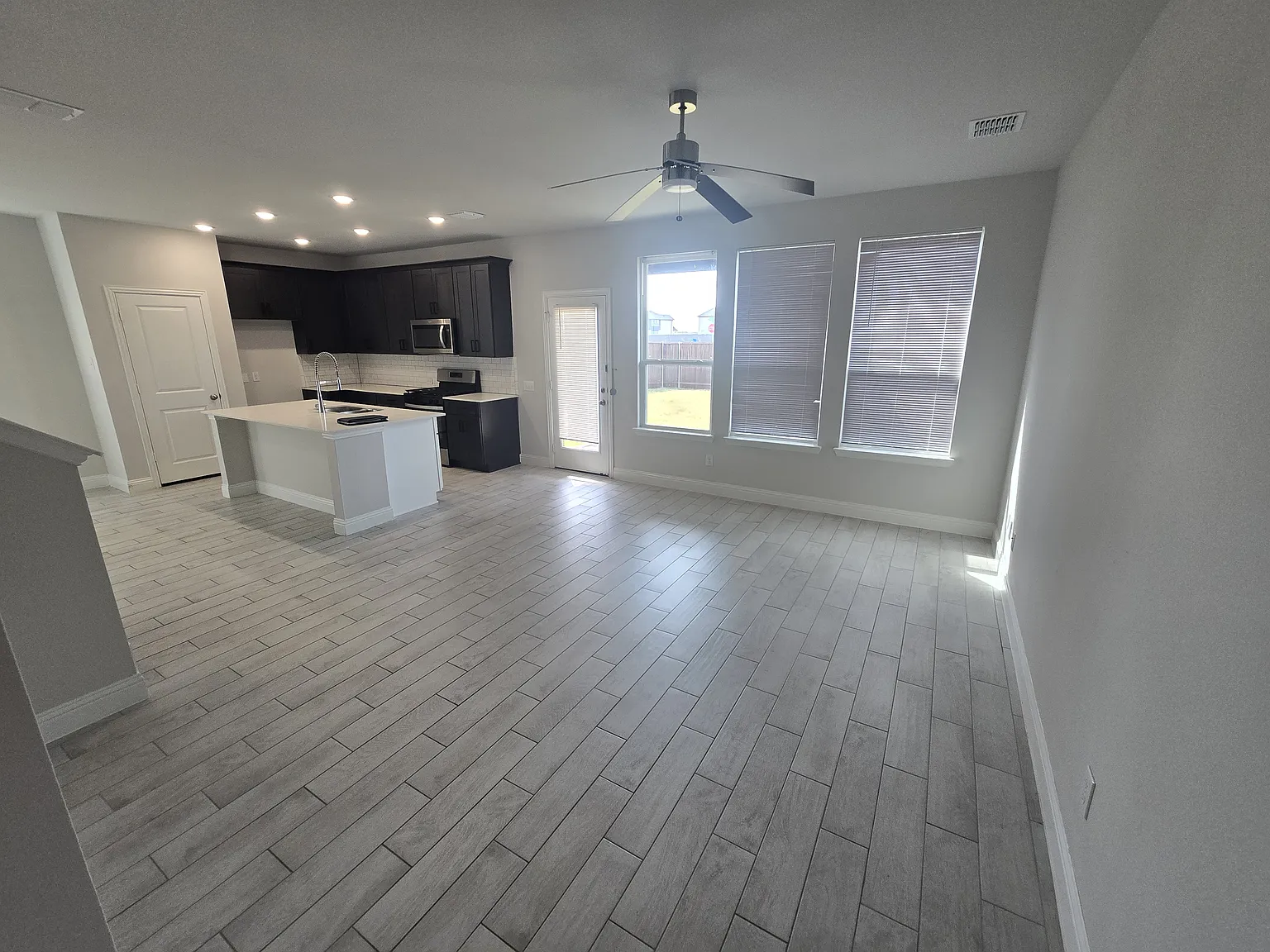 4 bed, 2015 sqft, $2,995 — Photo 2