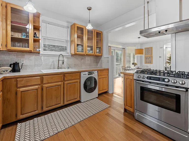 Combo washer/dryer in kitchen; Gas Stove; Dishwasher