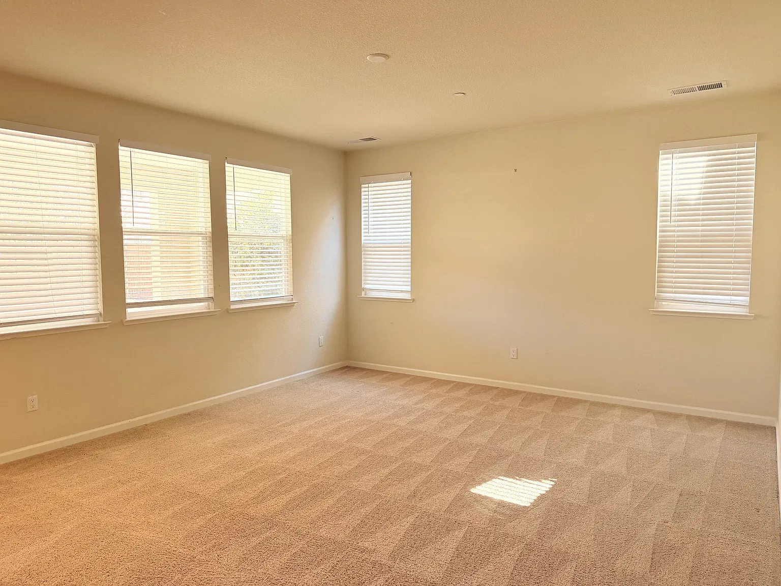 4 bed, 2324 sqft, $2,995 — Photo 3