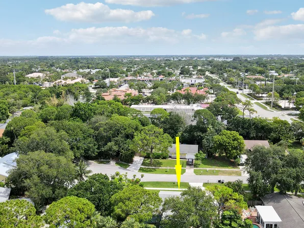 902 Oak Circle, Jupiter, FL 33458