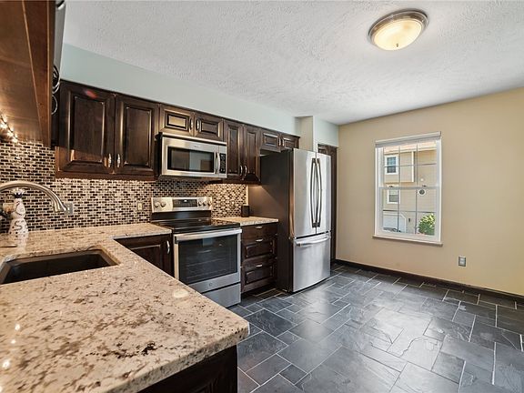 5th image of 412 Redwood Ct