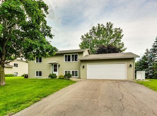 797 Dresden Dr, Chaska, MN 55318