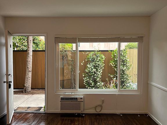 3rd image of 1933 N Beachwood Dr APT 104
