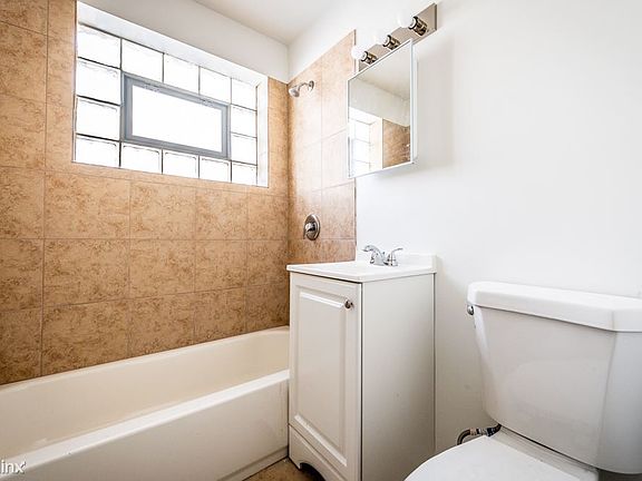 2920 E 90th St Apartments Chicago Bathroom_01