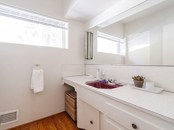 5th image of 2180 Pinecrest Dr