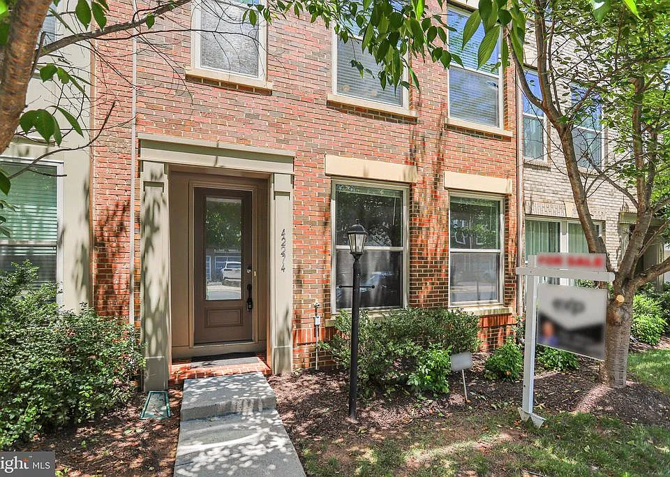42274 Hampton Woods Ter